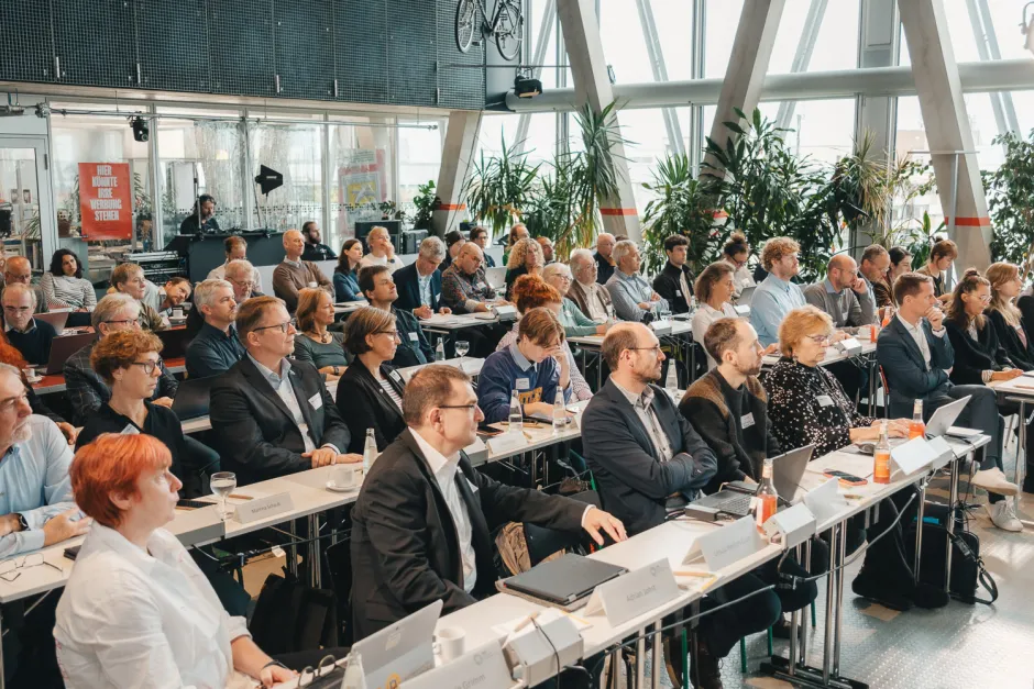 Gut besetzter Saal mit zahlreichen Delegierten